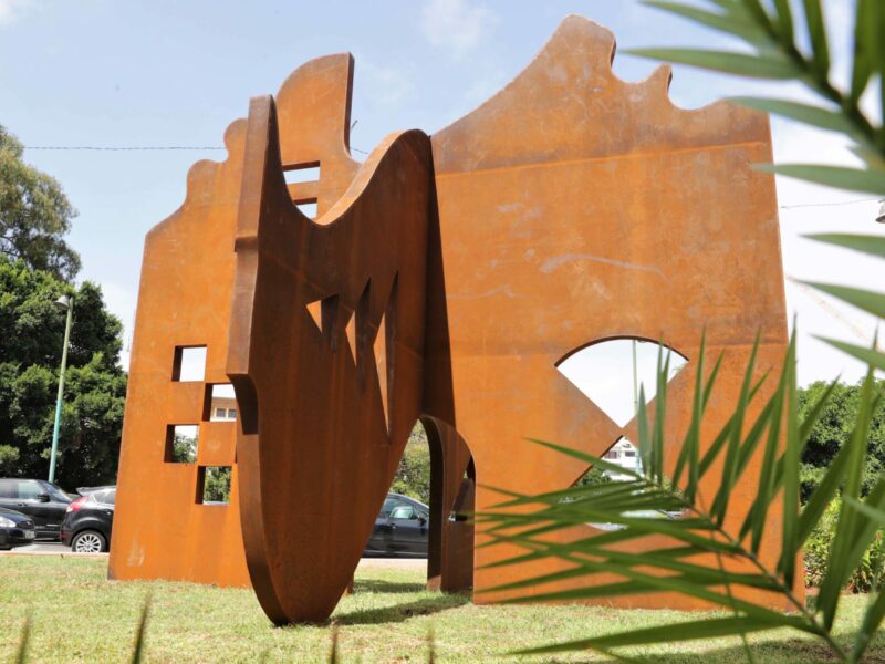 Installation d’une sculpture de l'artiste marocain Farid Belkahia, devant l'entrée du Musée Mohammed VI